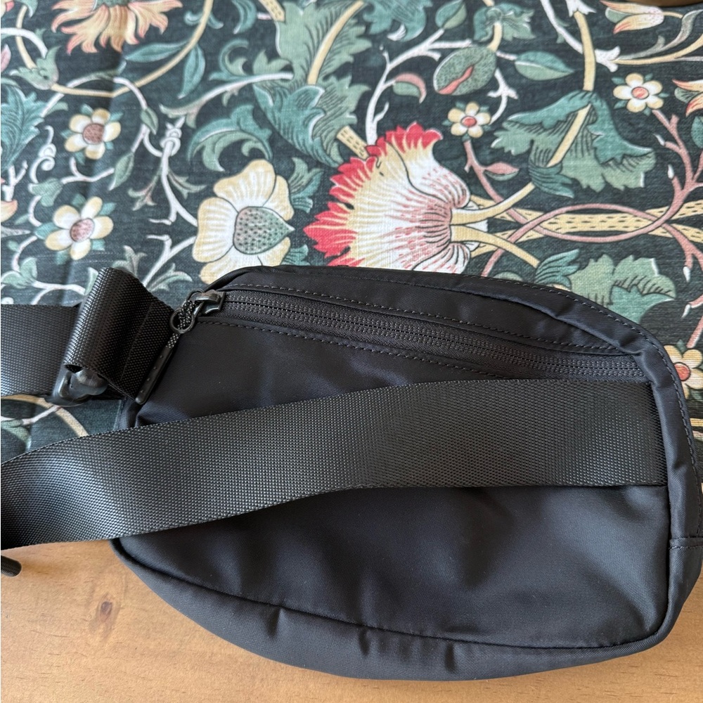 Lululemon Black Everywhere Belt Bag - Picture 4 of 4